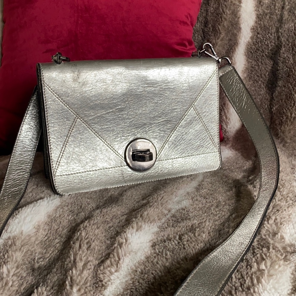 Silver Vittoria Napoli genuine leather crossbody .. it’s a beautiful crossbody!